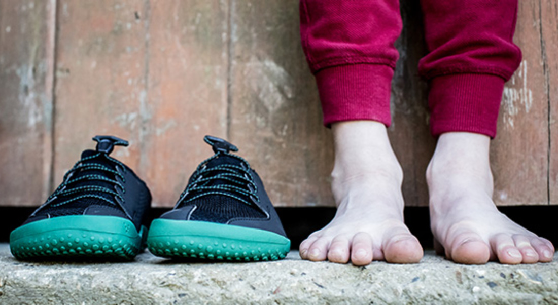 5 DÔVODOV PREČO BY STE MALI VYSKÚŠAŤ „BAREFOOT“ TOPÁNKY